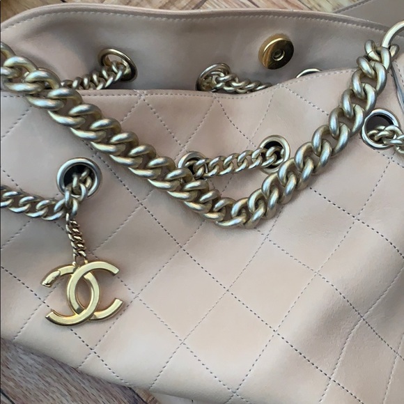 Chanel Nude Diamond Pattern bucket Bag. - Picture 4 of 7